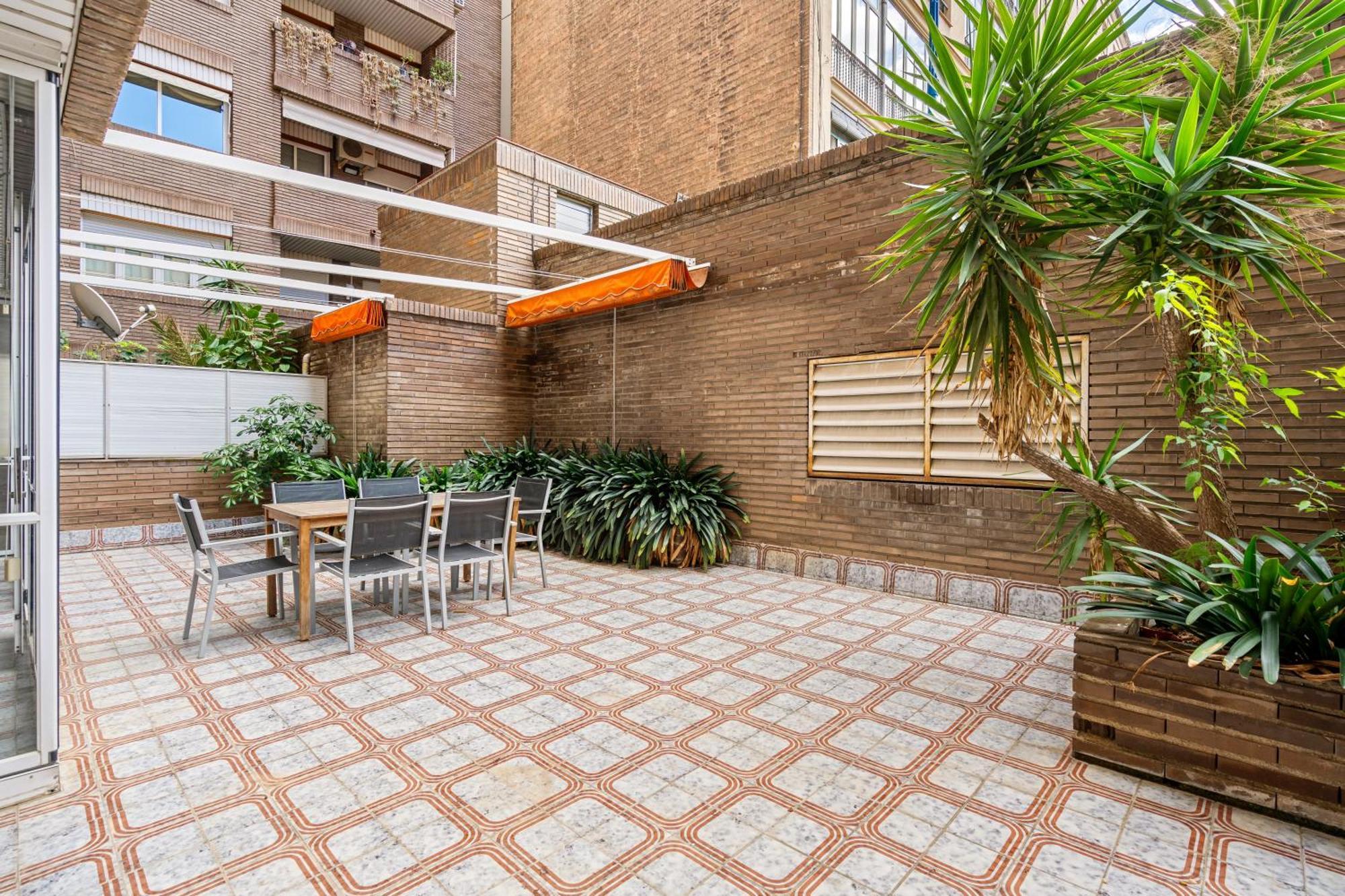 Sunlit Expansive Terrace, Ac & Outdoor Seating Апартаменты *